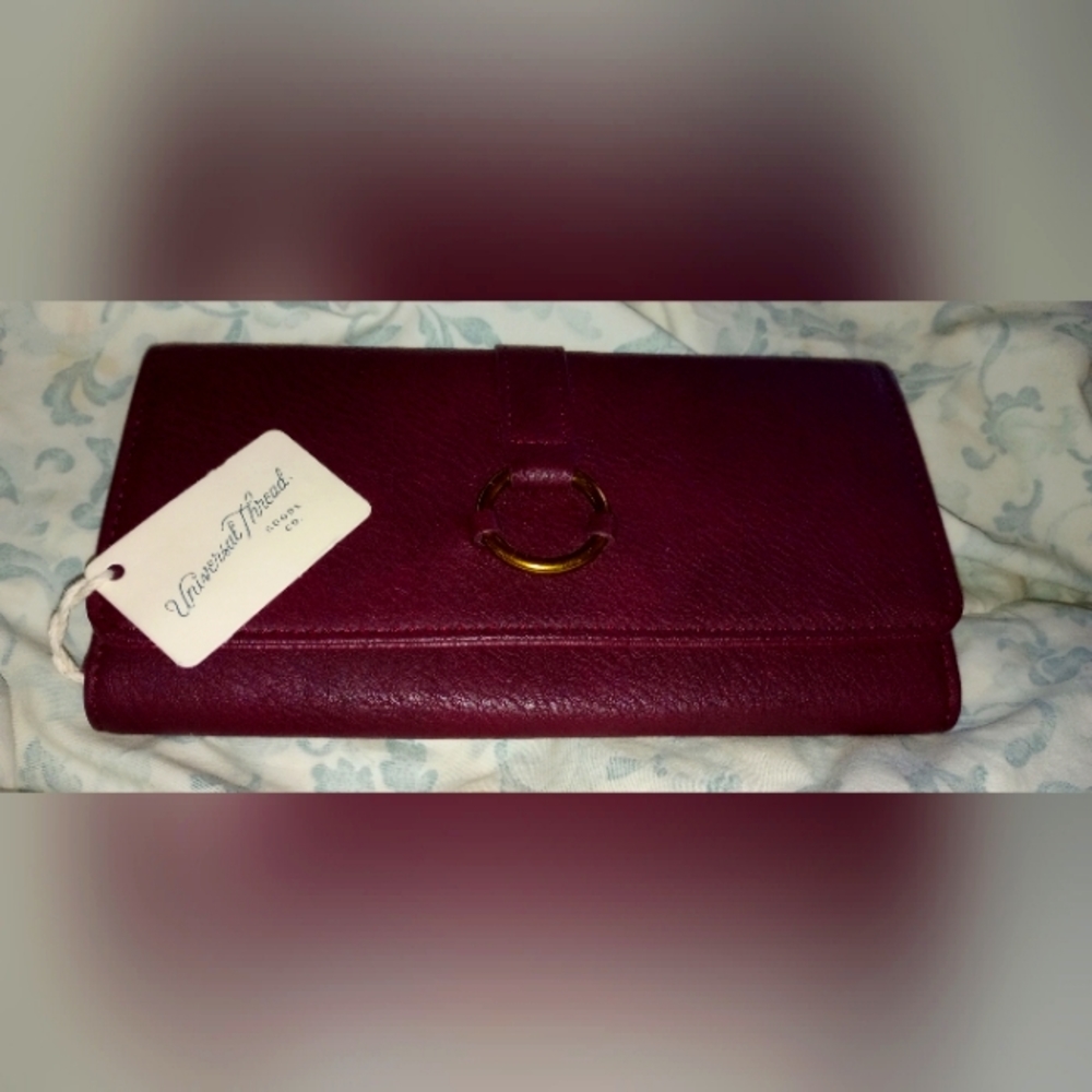NWT! UNIVERSAL THREAD BURGUNDY TRIFOLD WALLET